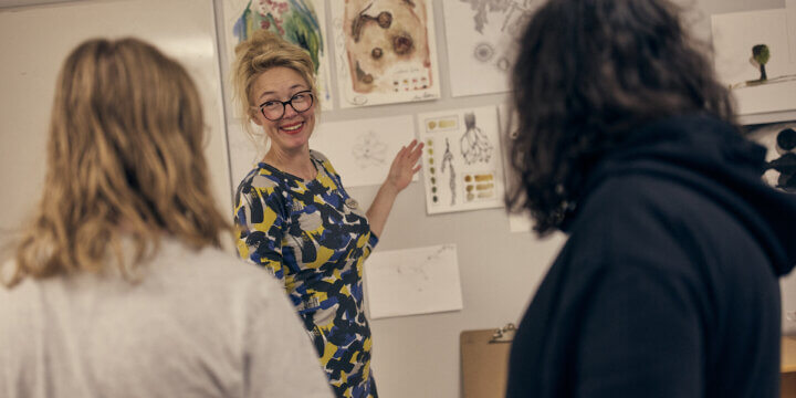 Lärare visar upp ett par bilder för sina elever