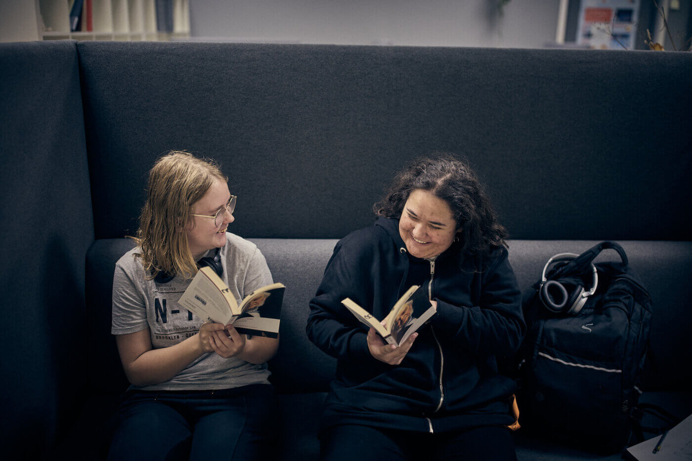 Elever sitter och läser tillsammans i skolan